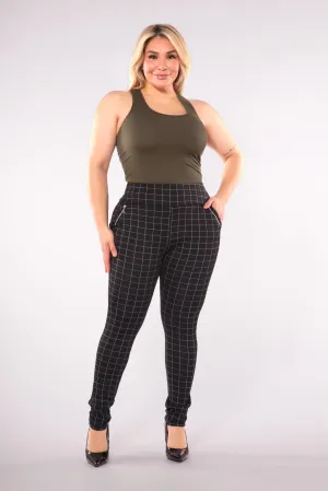 Plus Size Treggings With Zipper Pocket Trim - Black & White Plaid